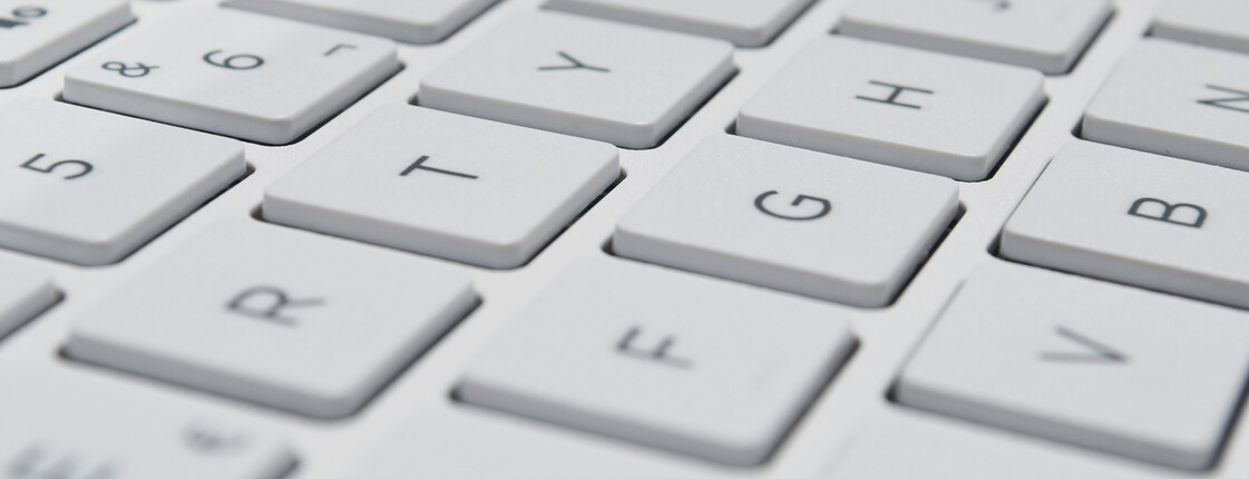 Presseservice Makroaufnahme einer weißen Computertastatur.