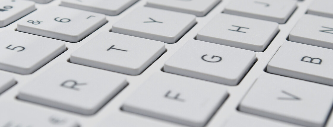 Makroaufnahme einer weißen Computertastatur.