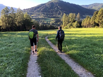 Zwei Pilger*innen auf einem Feldweg.