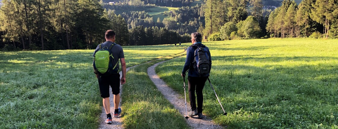 Zwei Pilger*innen auf einem Feldweg.