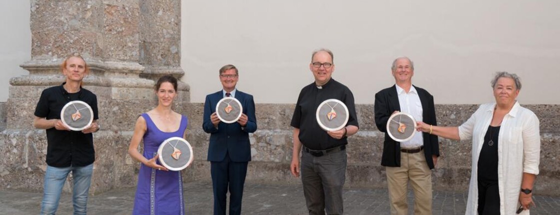 Präsentation der Pilgerzeichen.
