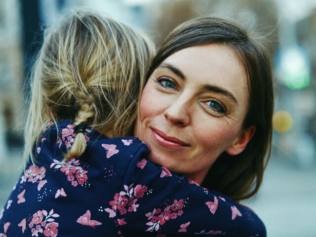 Eine Frau mit einem Kind auf dem Arm