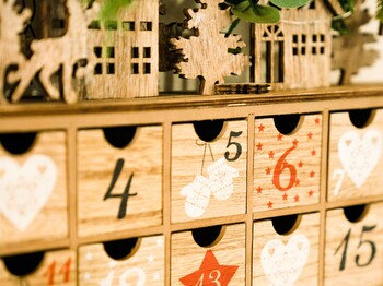 Ein Adventkalender aus Holzschubladen