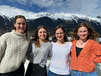 Vier Student*innen des MCI vor der Kulisse der schneebedeckten Nordkette.