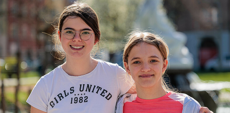 Portrait von zwei Schülerinnen beim youngCaritas LaufWunder.