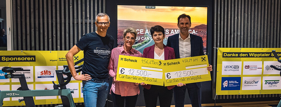 Vier Personen präsentieren zwei Spendenschecks über jeweils 12.500 Euro der Raiffeisen Landesbank.