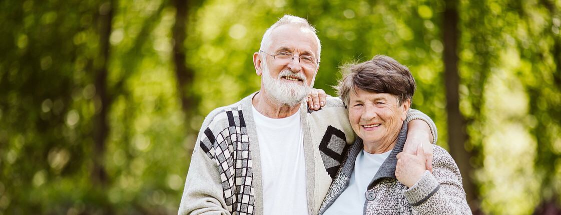 Portrait eines pensionierten Ehepaares in einem Garten