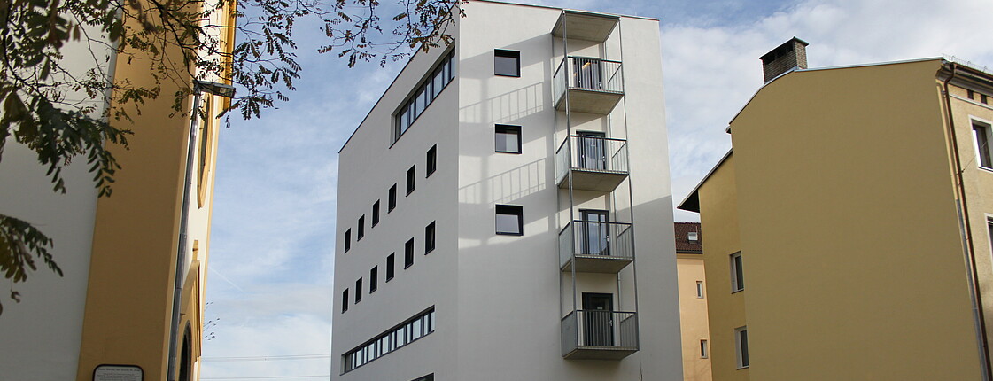 Ansicht eines vierstöckigen Hauses in Innsbruck.