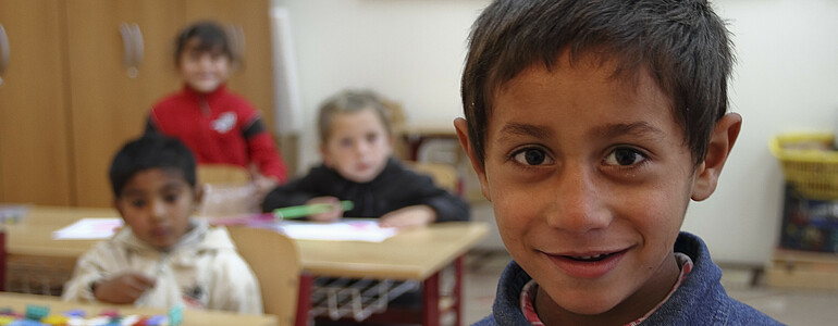 Ein rumänischer Junge im Klassenzimmer.