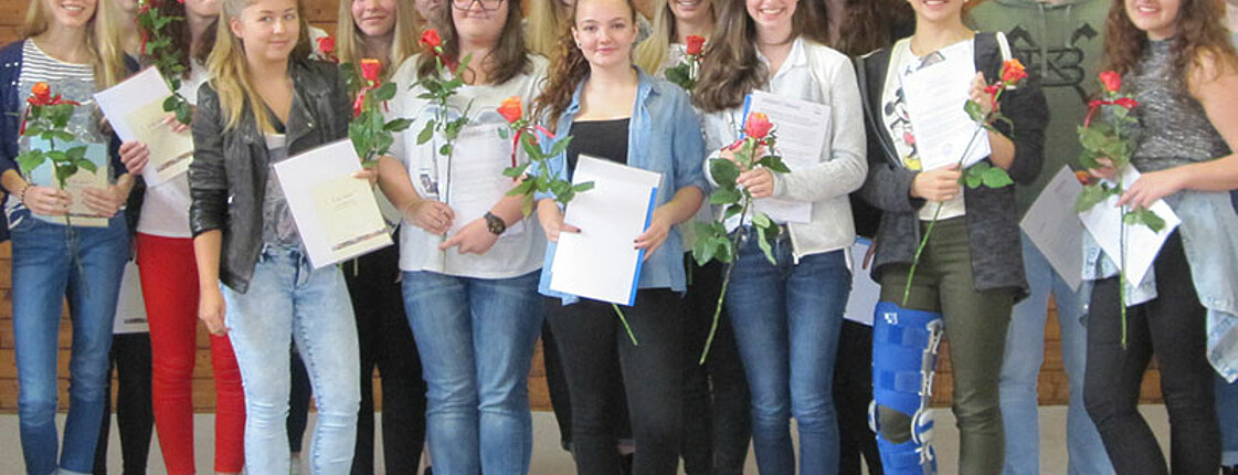 Die Teilnehmer/innen des Projekts „Zeit schenken“ 2014/15 bekamen zum Abschluss Urkunden und Blumen überreicht.