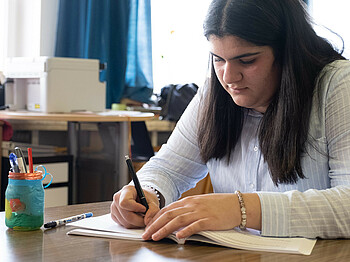 Eine Schülerin macht in der Lernbetreuung Hausaufgaben.