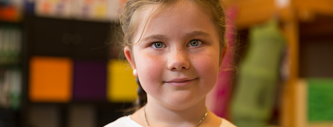 Portrait eines Mädchens mit silbener Halskette