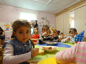 Kinder beim gemeinsamen Mittagessen